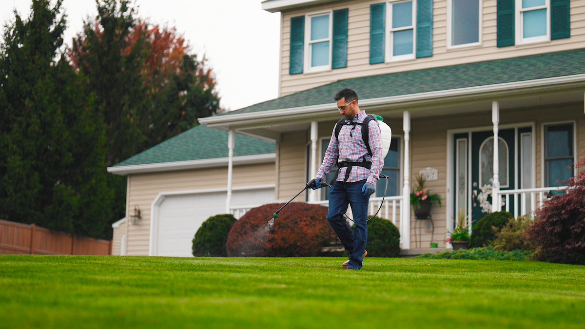 Scotts 4 Gallon battery backpack in use on a lawn